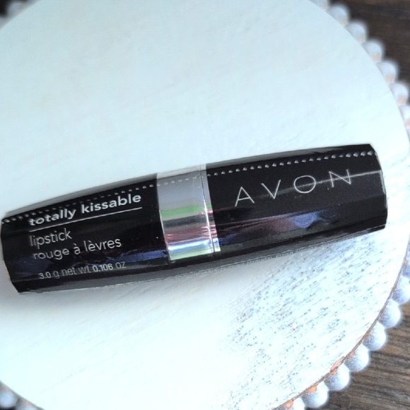 New Avon Totally Kissable Lipstick Loving Lilac in Black Case - Picture 1 of 4